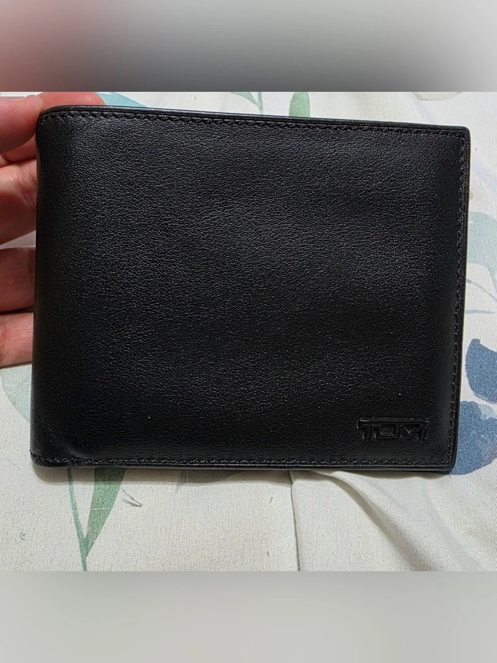 Tumi Men’s Delta Slim fold Black Leather Wallet RFID Technology- Like New